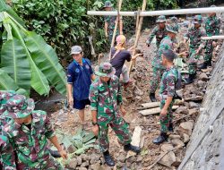 Prajurit Yonif 315/Grd Kodam III/Slw Diterjunkan ke Lokasi Tanah Longsor di Kelurahan Gunung Batu Bogor