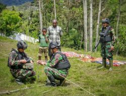 Satgas Yonif Raider 321 GT/13/1 Kostrad Memasang Instalasi Listrik di Distrik Mbua