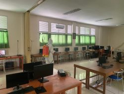 Brimob Kalbar Semprot Disinfektan Sekolah Di Kota Pontianak