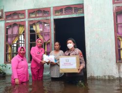 Polres Ketapang Salurkan Bantuan Sosial dari Ibu Ketua Umum Bhayangkari Kepada Korban Banjir
