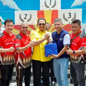 Ketua Umum IMI Bamsoet Serahkan Hadiah Kepada Juara Black Stone Live Modz 2022