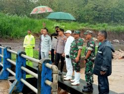 lDandim 0808/Blitar, Diwakili Kasdim Bersama Forkopimda Tinjau Langsung Lokasi Banjir Di Wilayah Kab. Blitar