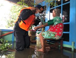 Satbrimob Polda Kalbar Bantu Puskesmas Bagikan Obat-obatan Kepada Warga Korban Banjir
