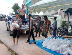 Personil Brimob Bantu Evakuasi Warga Korban Banjir Kabupaten Ketapang