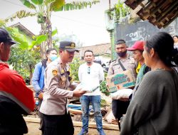Polsek Nagrak Membantu Warga Yang Terkena Paska Musibah Bencana Alam Di Girijaya