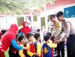 Anak Anak Tk Aakinah Gembira Kedatangan Kapolsek Nagrak