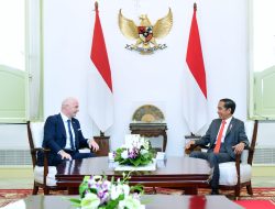 Presiden Jokowi Sambut Kunjungan Presiden FIFA di Istana Merdeka