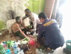 Personil Sidokkes Polresta Pontianak Bantu Pemeriksaan Kesehatan Seorang Lansia Warga Pontianak Barat