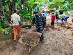 Wujud Kepedulian, Kodim 0808/Blitar Gelar Kerja Bakti Bersama Untuk Membersihkan Material Akibat Bencana Banjir