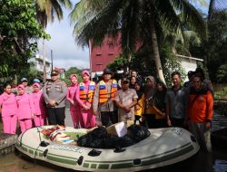Hadir Ditengah Warga, Kapolres Ketapang Dan Ketua Bhayangkari Cabang Ketapang Salurkan Bantuan Banjir Dari Ketua Umum Bhayangkari