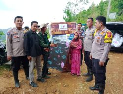 Polsek Cigudeg Polres Bogor Berikan Bantuan Sosial Kepada Warga Terdampak Bencana Longsor