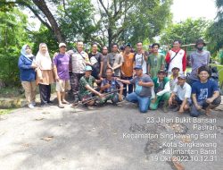 Gotong Royong Warga Membersihkan Parit Bersama Babinkamtibmas