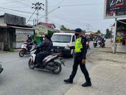 Brimob Kalbar Turun Dijalan Bantu Atur Lalulintas