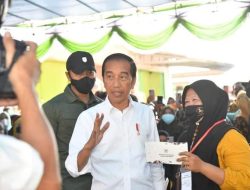 Presiden Jokowi Bagikan Bansos di Pasar Muntok Bangka Barat