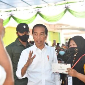 Presiden Jokowi Bagikan Bansos di Pasar Muntok Bangka Barat