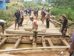 Personil Polsek Ketungau Hulu Bersama Warga Desa Senaning Laksanakan Kerja Bakti Perbaiki Jembatan Yang Rusak