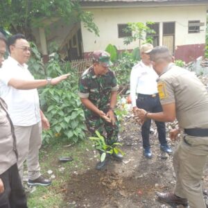 Camat Bersama Babinsa Koramil 13 Kedungwaringin Beraksi Dalam Program Jumat Bersih