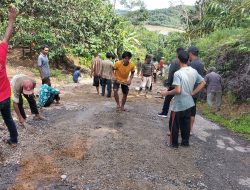 Perbaiki Jalan Dusun Kekening Geuchik Dan Masyarakat Gotong royong Bersama