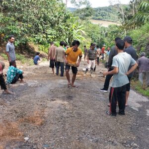 Perbaiki Jalan Dusun Kekening Geuchik Dan Masyarakat Gotong royong Bersama