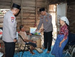 AKBP Tony Pantano, S.I.K., S.H.Kapolres Karimun Sambangi Warga Yang Mengalami Sakit Stroke