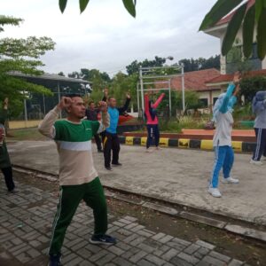 Melalui Olahraga Bersama Babinsa Koramil 12 Serangbaru Ciptakan Kebersamaan