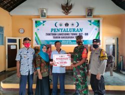 Yakinkan Berjalan Lancar Dan Aman, Babinsa Koramil Gandusari Dampingi Penyaluran BLT DD Kepada Warga Binaannya