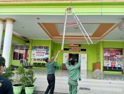 Agar Pelayanan Masyarakat Nyaman dan Rapih Babinsa Bersama Linmas Bersihkan Kantor Desa Mangunjaya