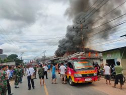 Dua Unit Rumah Toko Terbakar Sejumlah Anggota Polri Diterjunkan Untuk Pengamanan