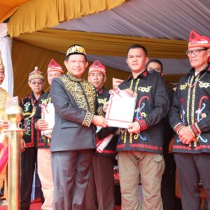 Kenakan Baju Adat Tidung, Mendagri Pimpin Upacara Peringatan HUT ke-10 Provinsi Kaltara