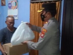 Memberikan Paket Sembako Salah Satu Wujud Kepedulian Polri Terhadap Masyarakat Yang Mengalami Gagal Ginjal Untuk Memberi Motivasi