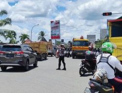 Akibat Mobil MogokDiatas Jembatan Tol Kapuas II Satlantas Polres Kuburaya Dengan Sigap Mengatasinya