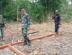 Bersama Warga Karya Bakti Pembuatan Pondok TPU Satgas Pamtas Yonif 645/Gty