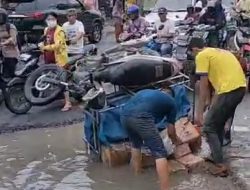 Miris..! Jalan Marelan Raya Pasar 4 Rusak Parah, Becak Barang Angkut Sembako Terbalik
