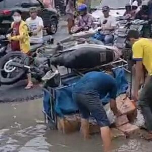 Miris..! Jalan Marelan Raya Pasar 4 Rusak Parah, Becak Barang Angkut Sembako Terbalik