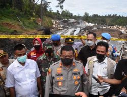 Polres Bogor Memasang Garis Polisi Lahan Pembuangan Limbah Ilegal di Wilayah Tenjo