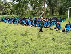 Tanamkan Disiplin Di Sekolah, Babinsa Koramil Srengat Latih PBB