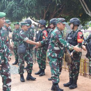 kolonel Inf Deni Rejeki (Danrem 081/DSJ) Bersama Kasdam V Brawijaya meninjau dan berikan Arahan Anggota Yonif 511 di Merauke
