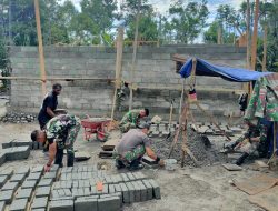 Dengan Penuh semangat, Kembali Satgas Yonif Raider 142/KJ Bantu angun Pos Terpadu Kampung Holuwon