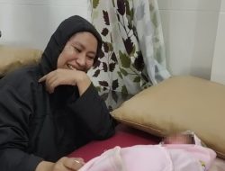 Kejam Seorang Ibu Buang Bayi Masuk Dalam Kardus Diwarung Nasi Aminah