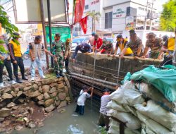 Kapolres Bersama Dandim 0509 Sambut Sumpah Pemuda dengan Kegiatan Membersihkan Sampah di Kali Baru