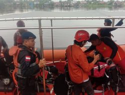 Sebuah Sampan Kato Terbalik,Yang Membawa Santri Hingga Sang Motoris Hilang Masih Dalam Pwncarian