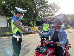 POLANTAS SOSIALISASIKAN BUKU PETUNJUK KESELAMATAN BERLALU LINTAS KEPADA PENGENDARA