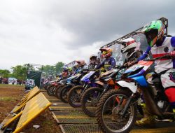 ANTUSIAS WARGA NONTON AKSI GRASSTRACKER DI AJANG OPEN GRASSTRACK DANREM 062/TN CUP KE-1 TAHUN 2022