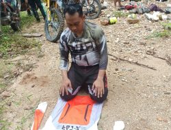 Bikin Kagum, Kapolres Rohul Laksanakan Sholat Dzuhur Hanya Beralaskan Baju Kaos, Saat Patroli Karhutla