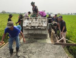 Warga Desa Kertajaya Bersama TNI Bergotong Royong Tuntaskan Sasaran Fisik TMMD Ke 115
