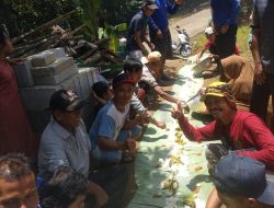 Kekompakan Warga Kampung Pangrasan Cibalung Manfaat Hari Libur Untuk Bergotong Royong