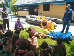 Polres Sampang Latih 55 Anggota Saka Bhayangkara Dasar Water Rescue Antisipasi Bencana Banjir Dan Laka Laut