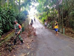 Peduli Kebersihan Lingkungan, Babinsa Koramil Gandusari Selalu Hadir Di Tengah Masyarakat