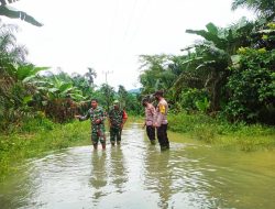 Anggota Polsek Simpang Jernih Dan Babinsa Koramil,10/Spj Bantu Masyarakat Terdampak Banjir