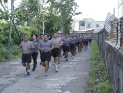 Satbrimob Polda Kalbar Kompol Mujiono, S.H., M.H. Memimpin Pelaksanaan Pembinaan Fisik Personel Satbrimob